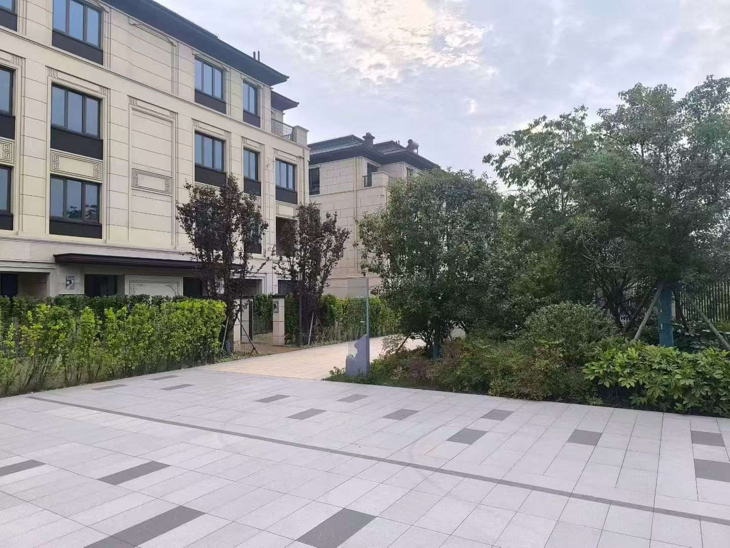 沈阳 芝麻白与芝麻白搭配铺装，尺寸1200*600